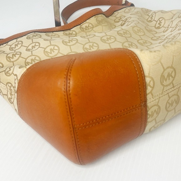 💕Authentic💕 Michael Kors Millbrook Large Shoulder Bag - Picture 7 of 9